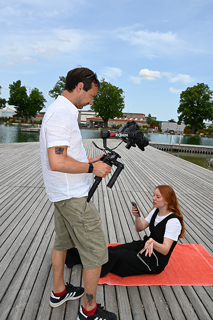Für die perfekte Aufnahme brauchte es mehrere Anläufe. Kameramann Andreas Kotzmann mit Redakteurin Sahrah Prankl. Fotos Gabriele Hohenegger  